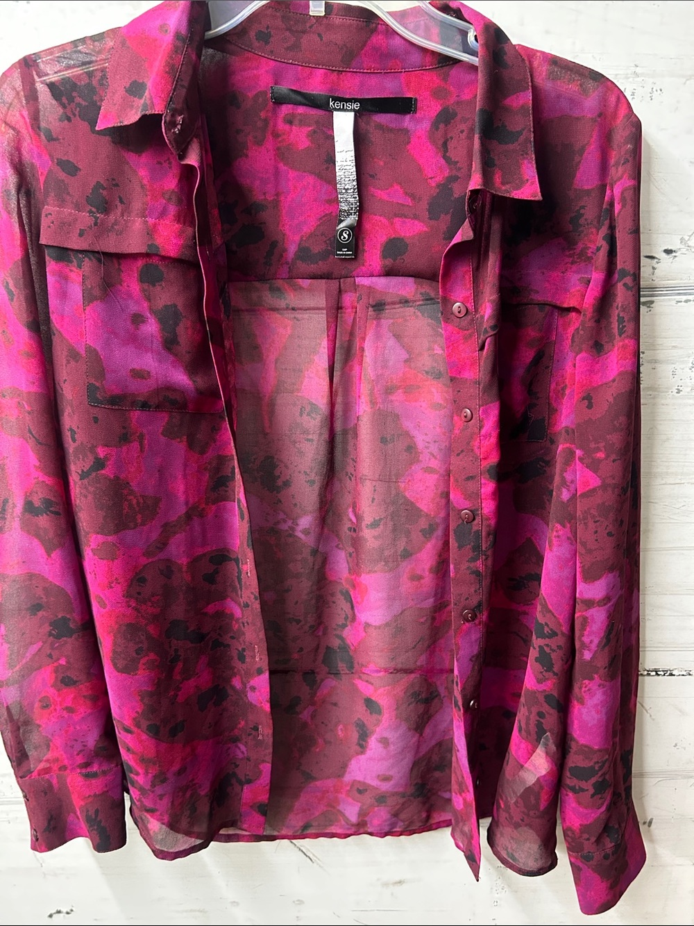 🫶💐Kensie Sheer Button-Up Blouse in Magenta and Black Abstract Print